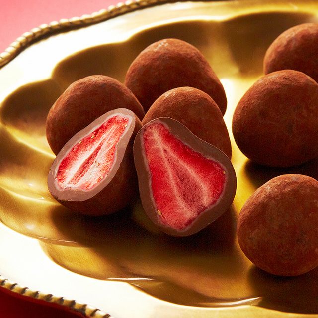Kobe Frantz - Cocoa strawberry truffles with cut strawberry centers
